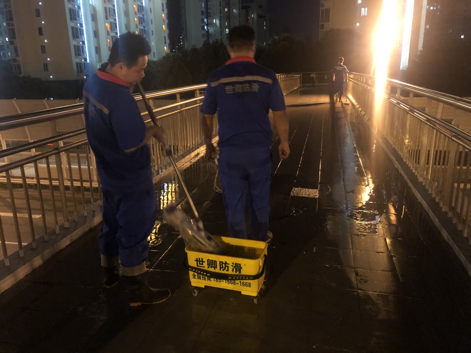 上海徐汇区中环虹梅路人行天桥、地道防滑施工