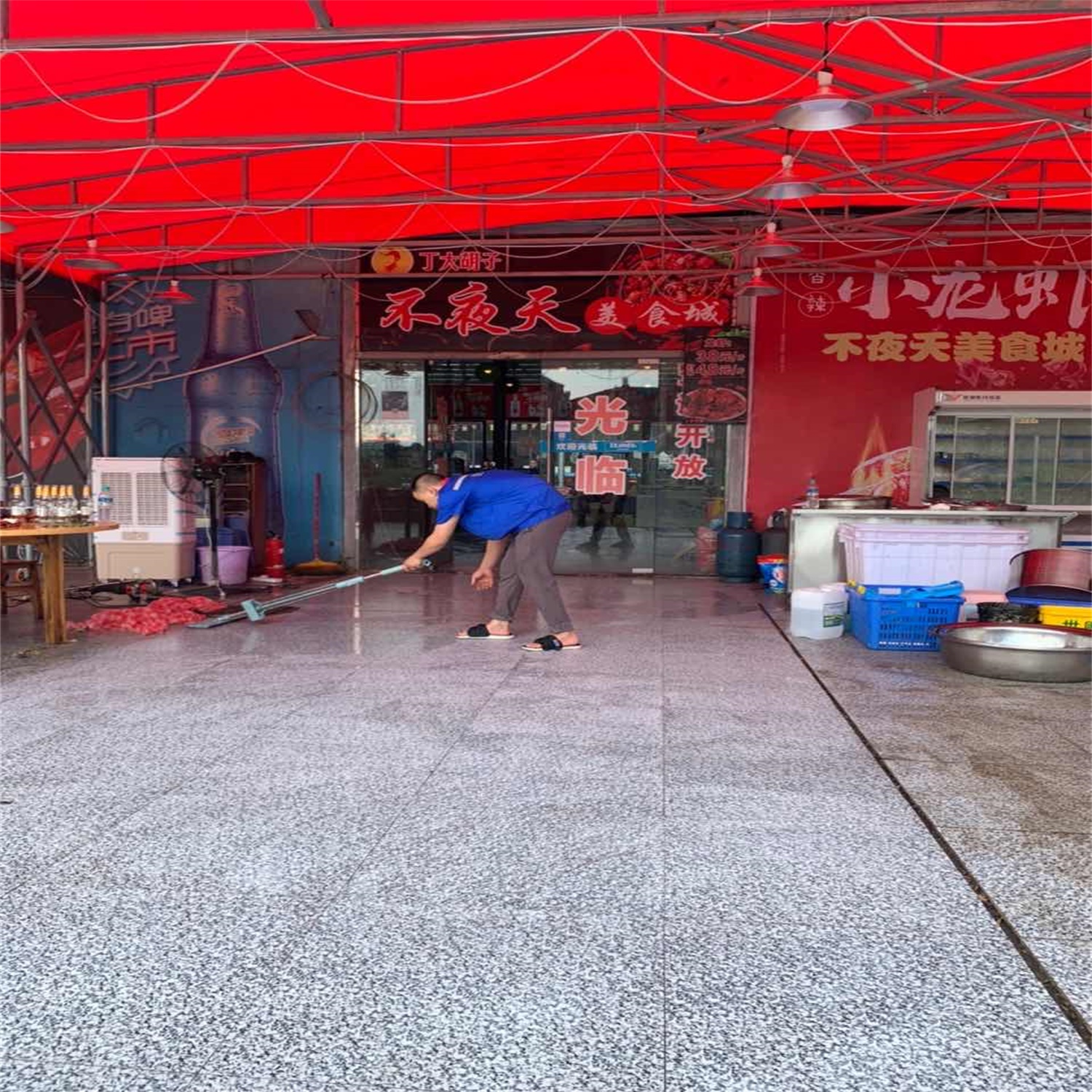 不夜天美食城地面防滑处理