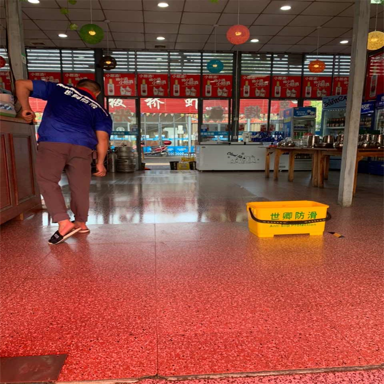 不夜天美食城地面防滑处理