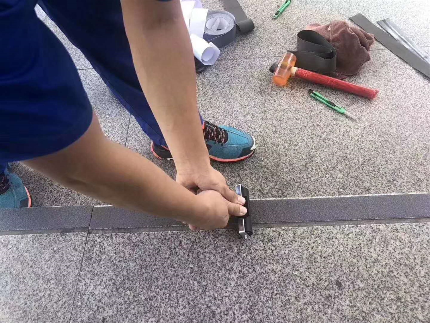 高铁站胶带施工