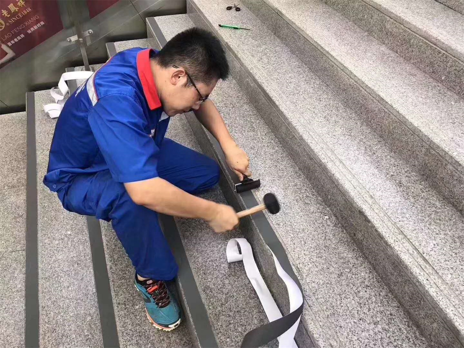 高铁站胶带施工
