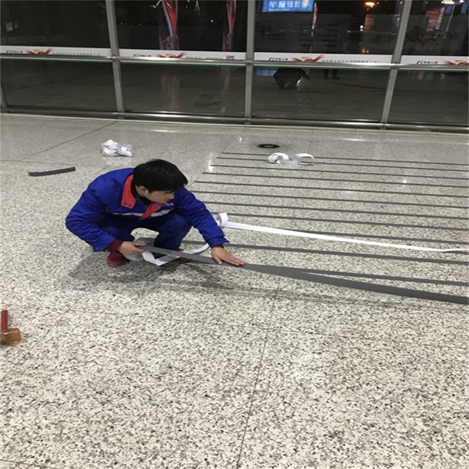 常州北站防滑胶带施工