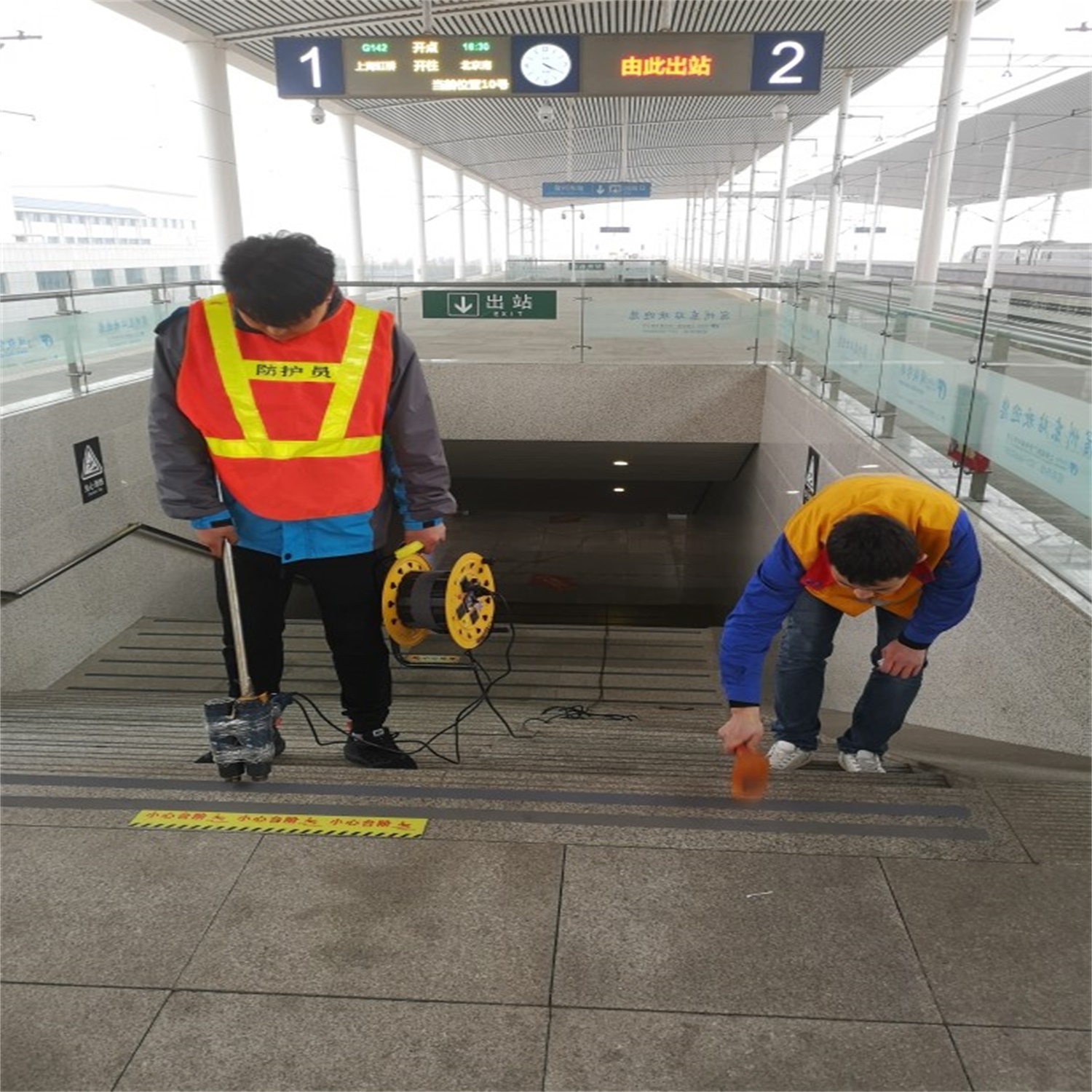 宿州东站 二期地面防滑胶带施工