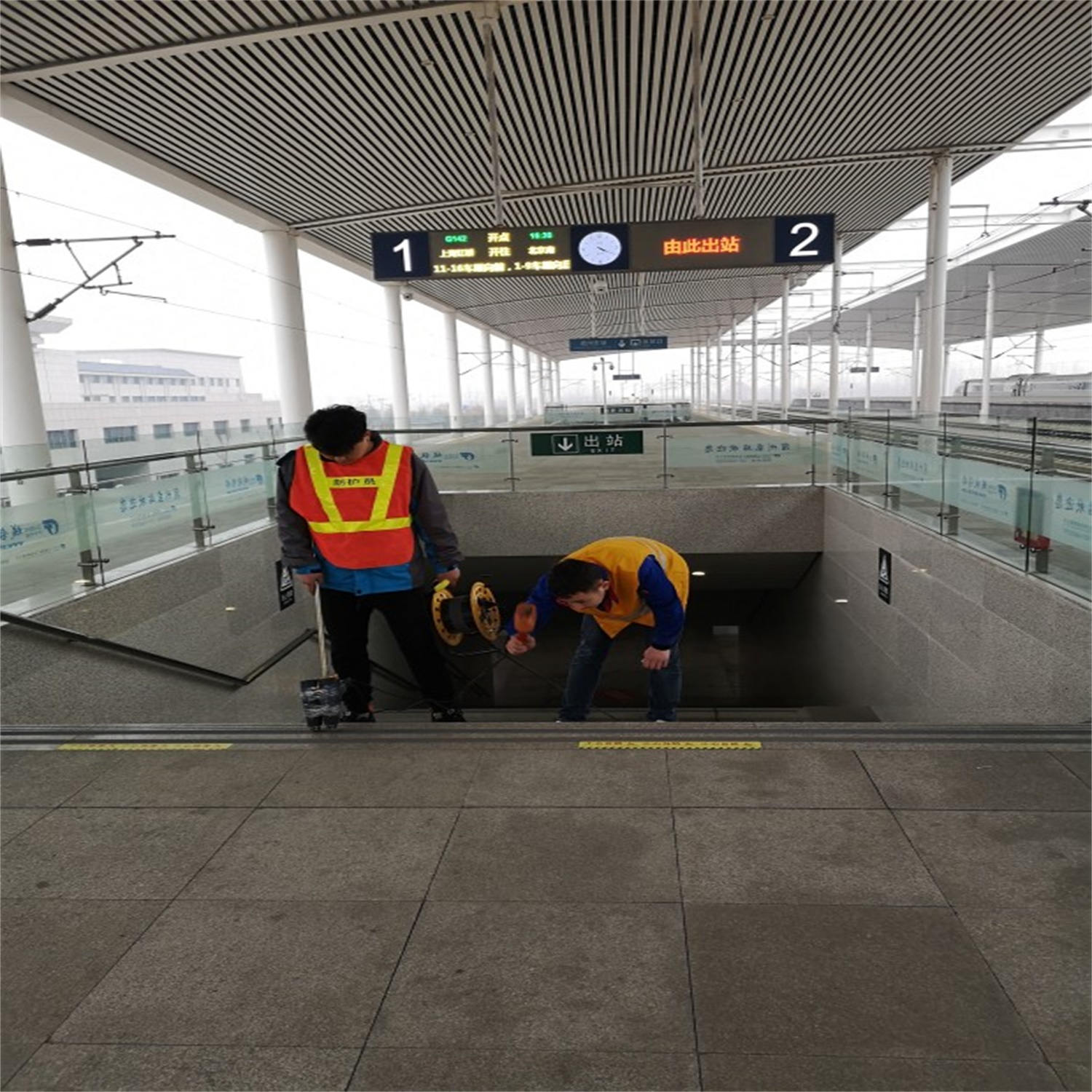 宿州东站 二期地面防滑胶带施工