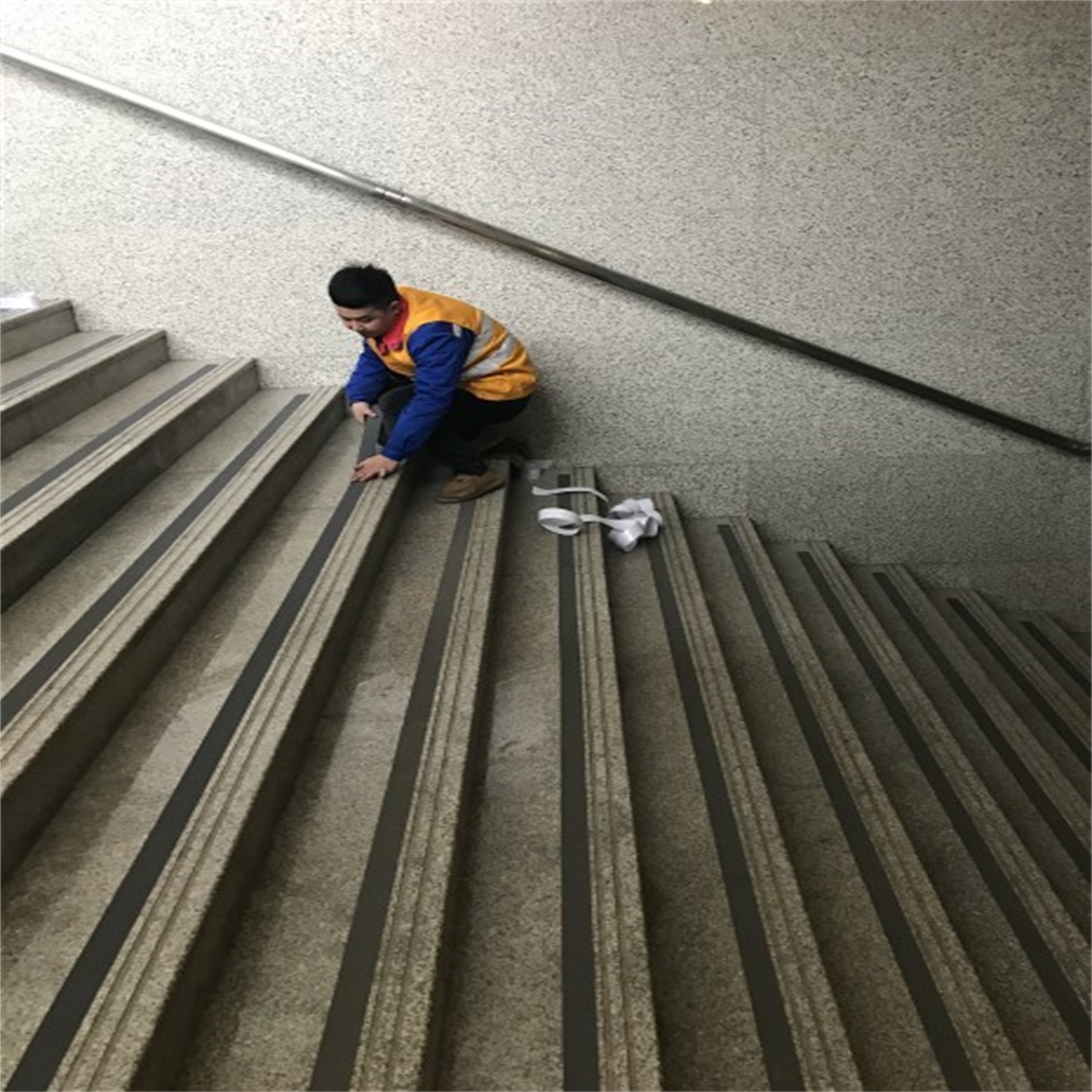 宿州东站 二期地面防滑胶带施工