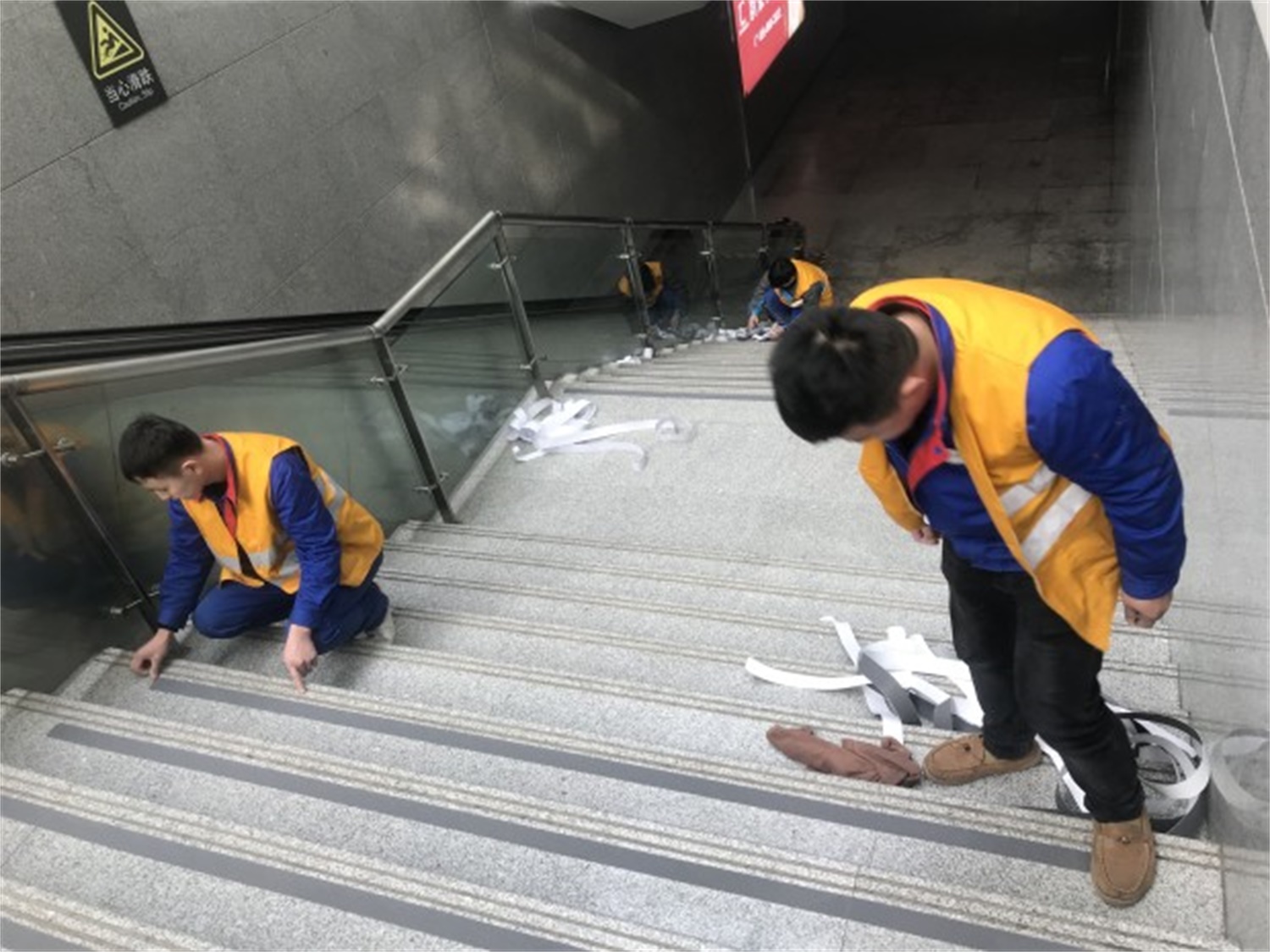 滁州站地面防滑胶带施工