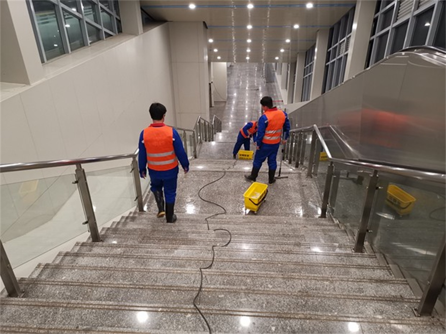 石家庄东站候车室地面防滑处理，站台盲道地面防滑处理完工