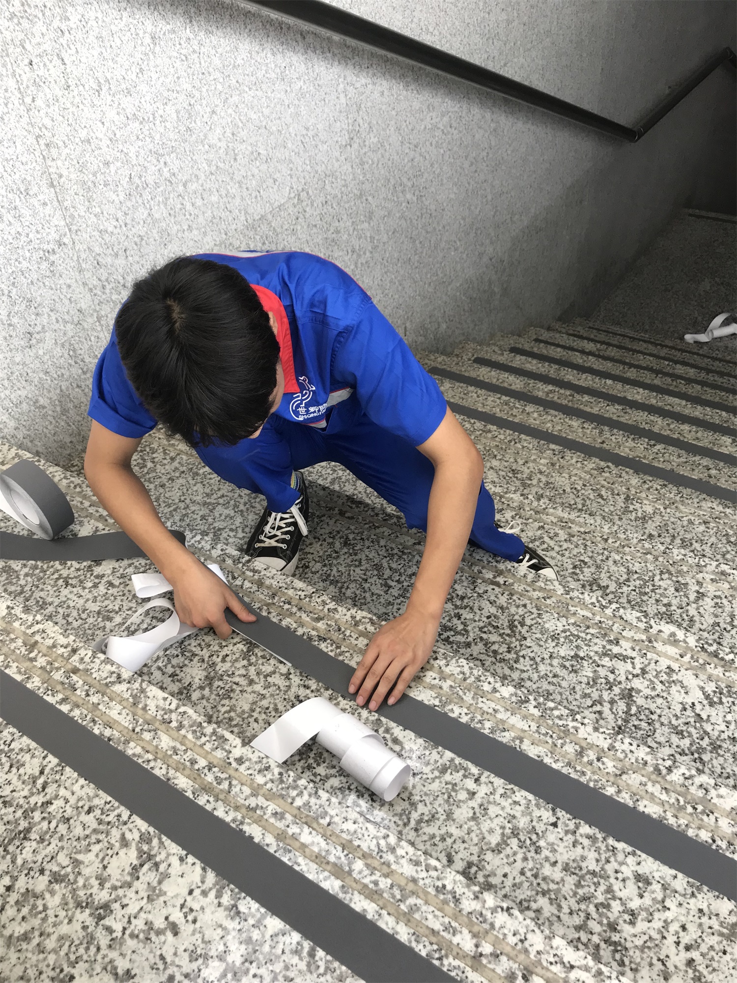 定远站楼梯贴胶带