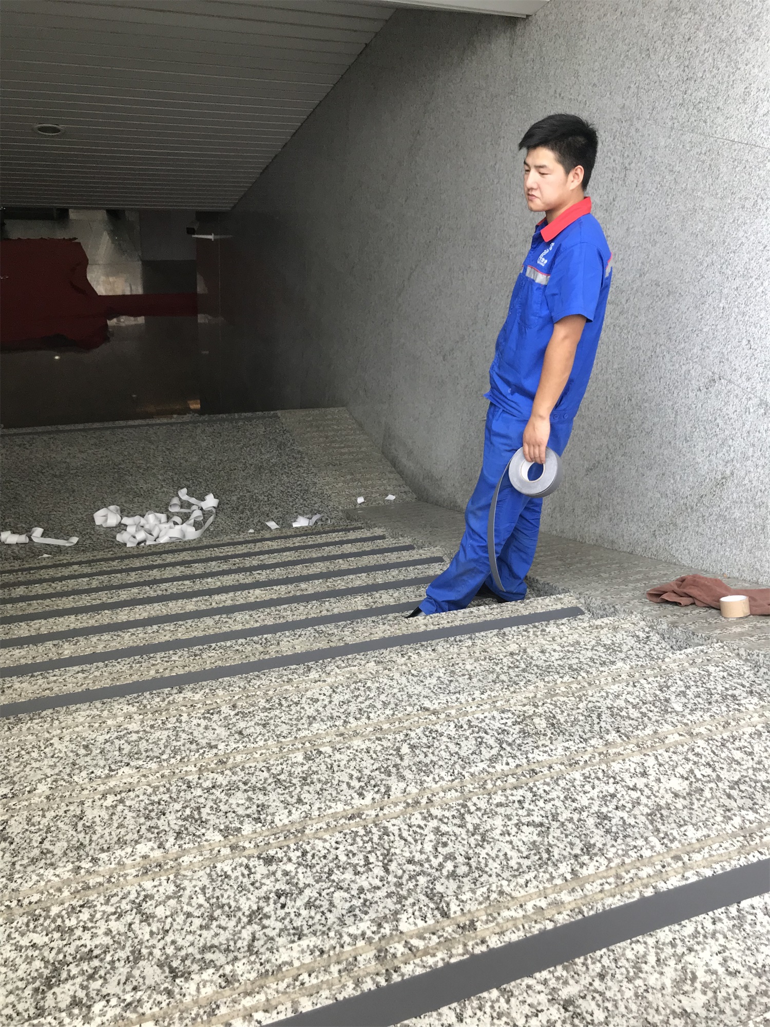 定远站楼梯贴胶带