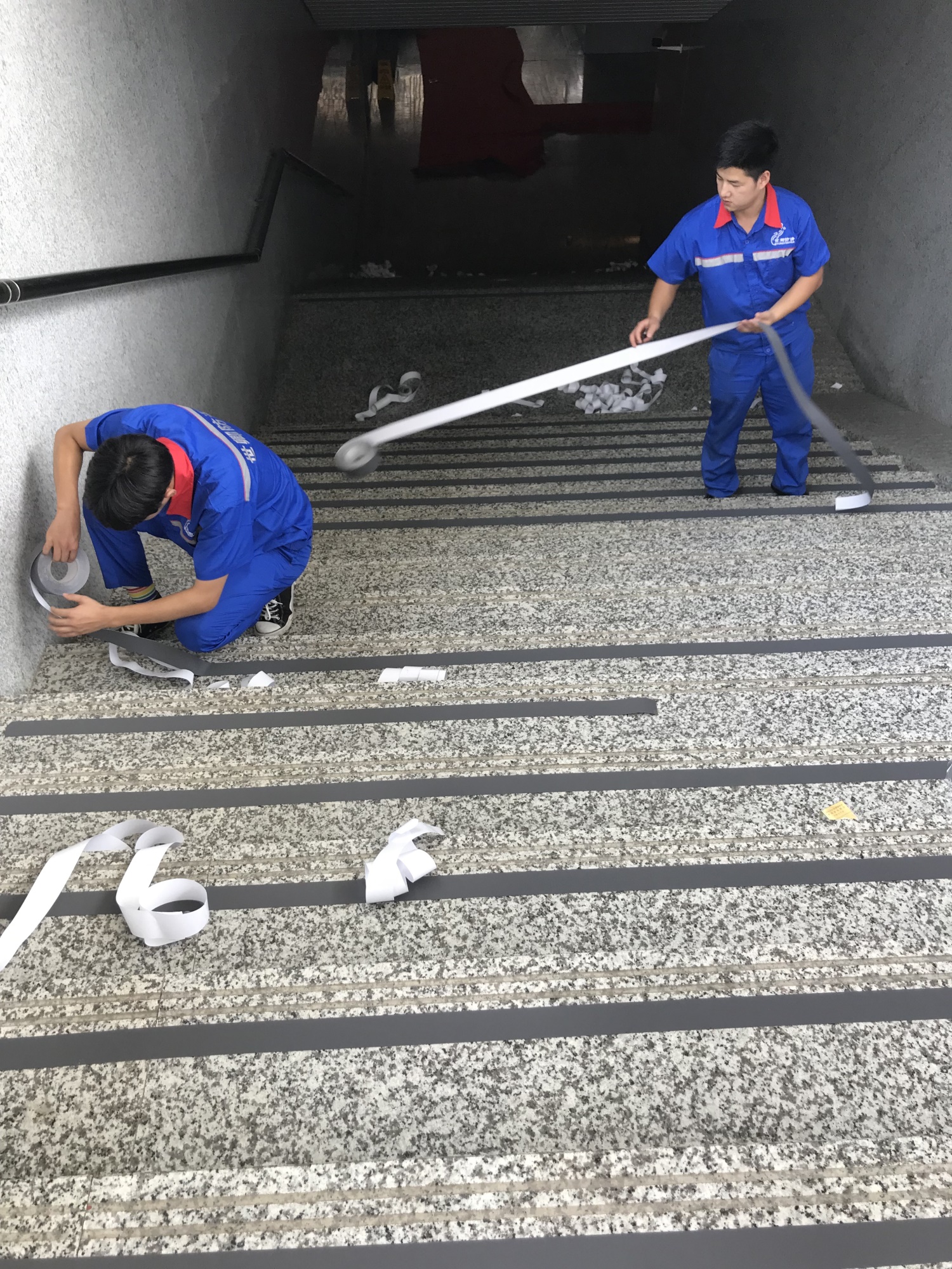 定远站楼梯贴胶带