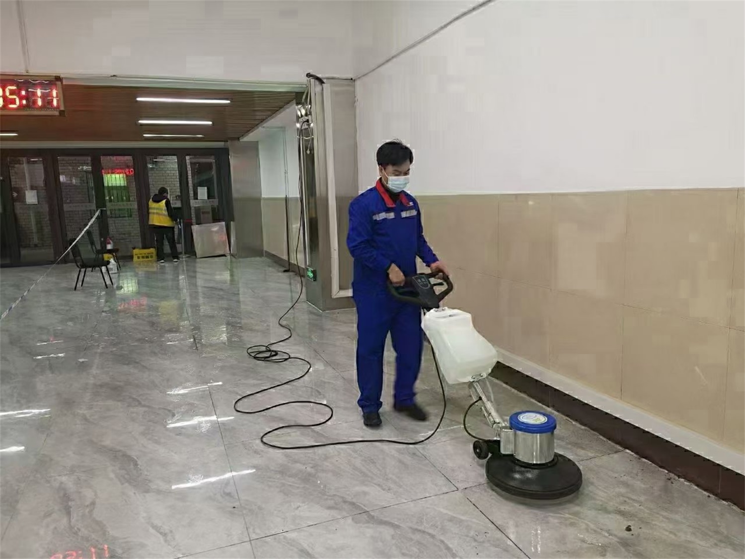 新乡火车站地面湿滑完成