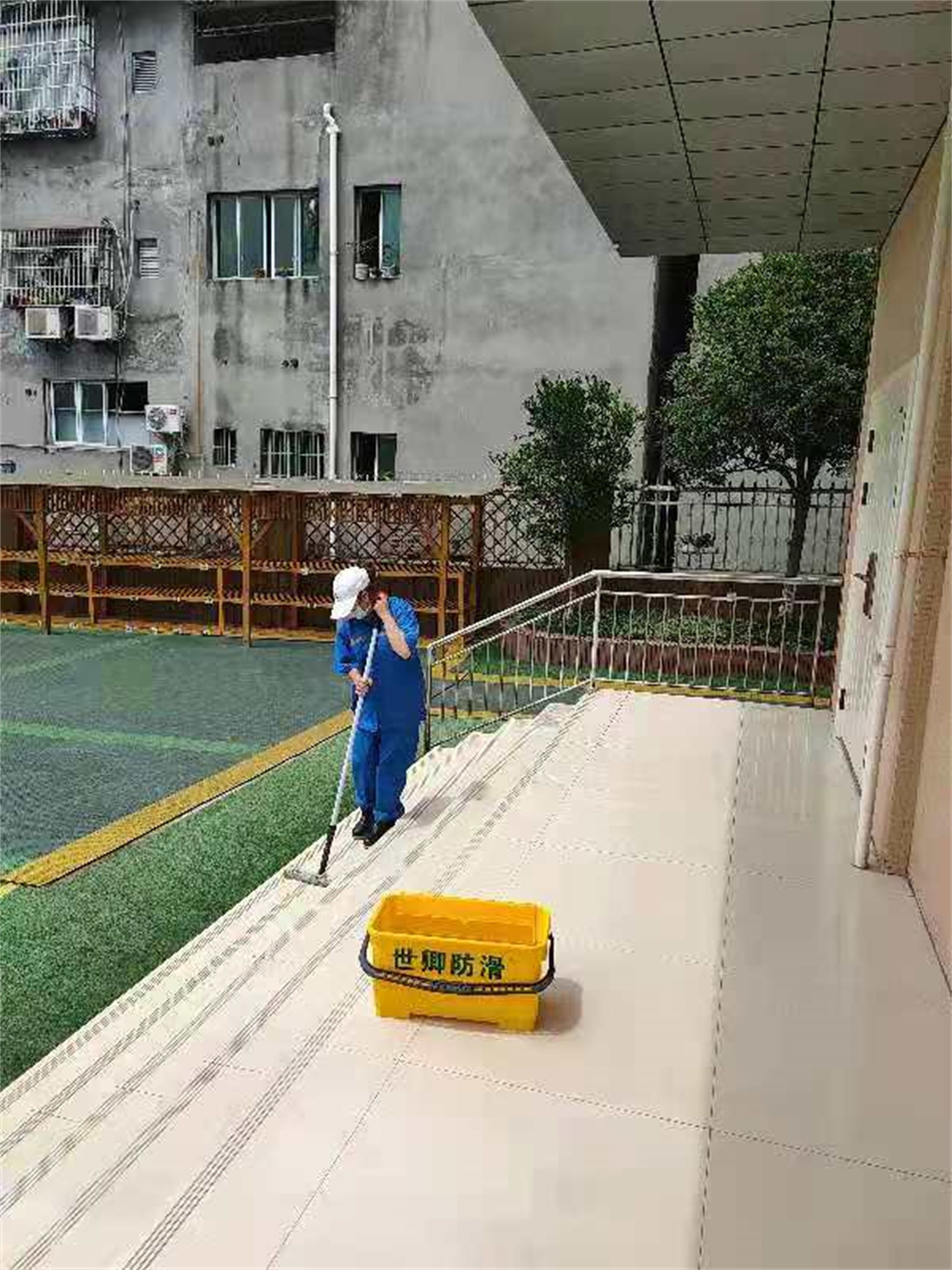 天府新区永兴幼儿园的地面防滑施工